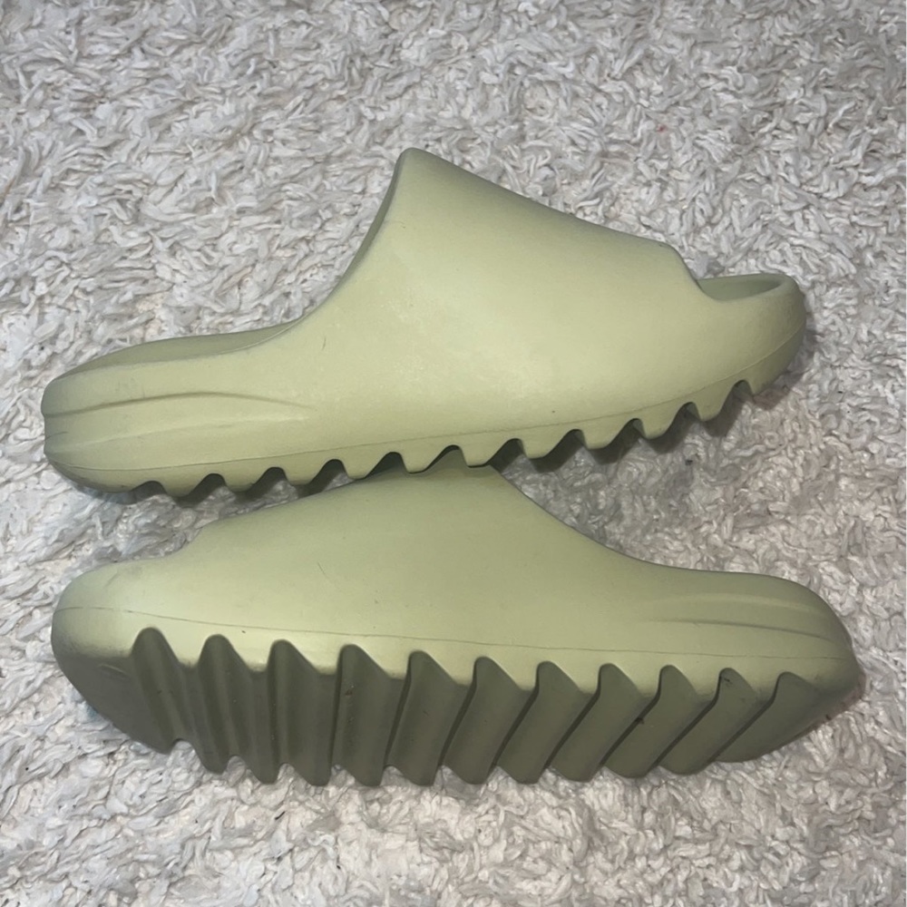 Yeezy Soot  Slides